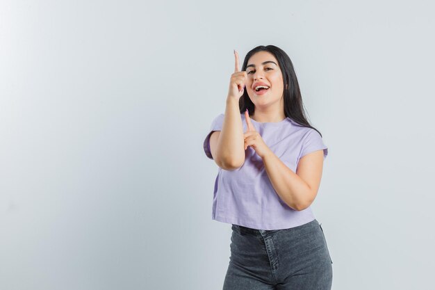 Jeune fille expressive qui pose en studio