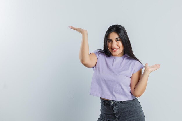 Jeune fille expressive qui pose en studio