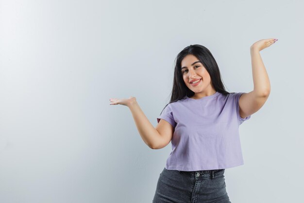 Jeune fille expressive qui pose en studio