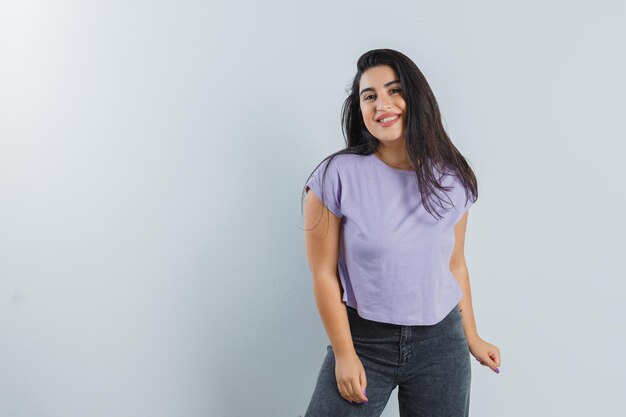 Jeune fille expressive qui pose en studio