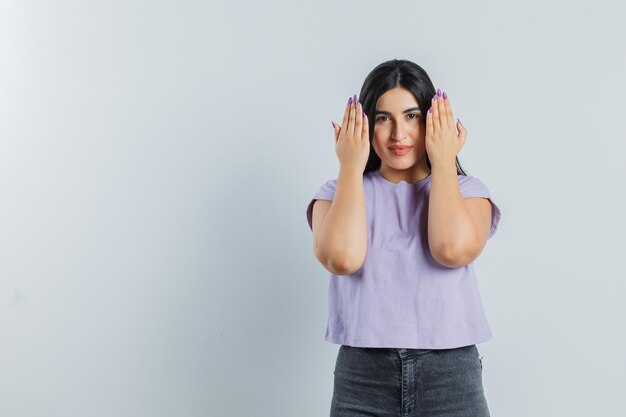 Jeune fille expressive qui pose en studio