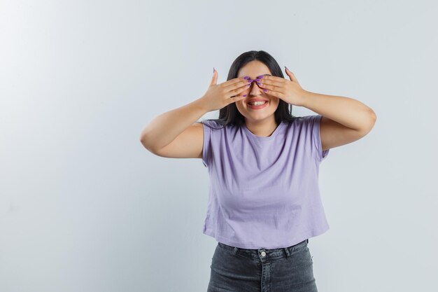 Jeune fille expressive qui pose en studio