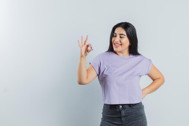 Jeune fille expressive qui pose en studio