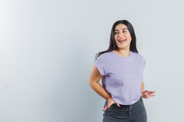 Jeune fille expressive qui pose en studio