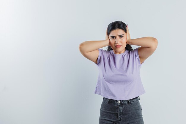 Jeune fille expressive qui pose en studio