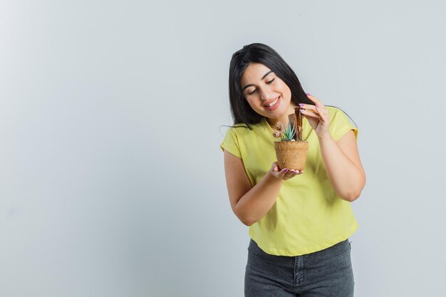 Jeune fille expressive qui pose en studio