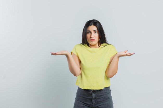 Jeune fille expressive qui pose en studio