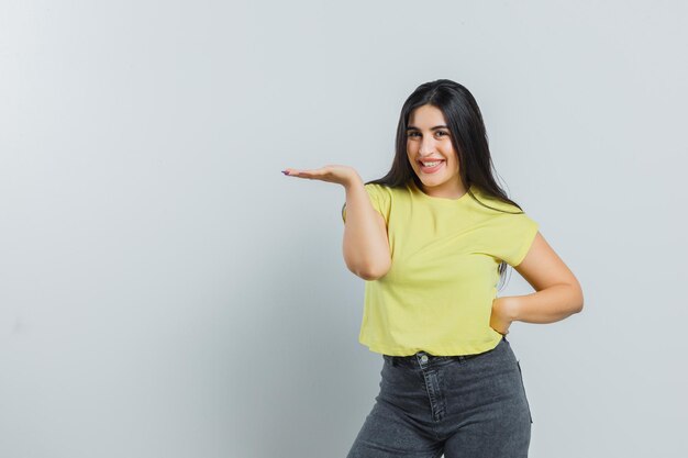 Jeune fille expressive qui pose en studio