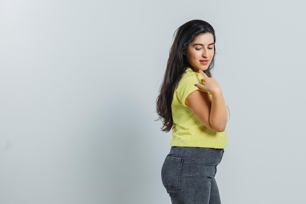 Jeune fille expressive qui pose en studio