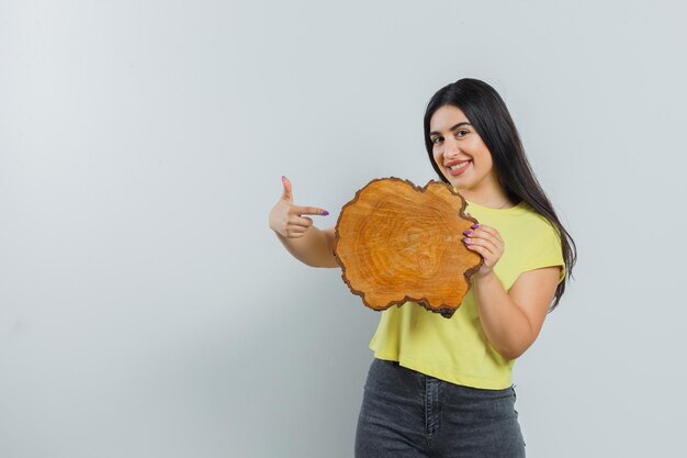 Jeune fille expressive qui pose en studio