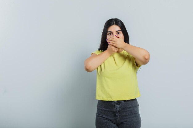 Jeune fille expressive qui pose en studio