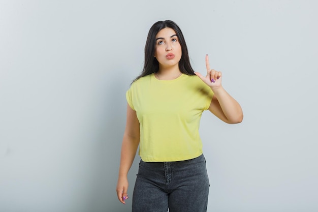 Jeune fille expressive qui pose en studio