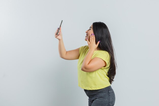 Jeune fille expressive qui pose en studio