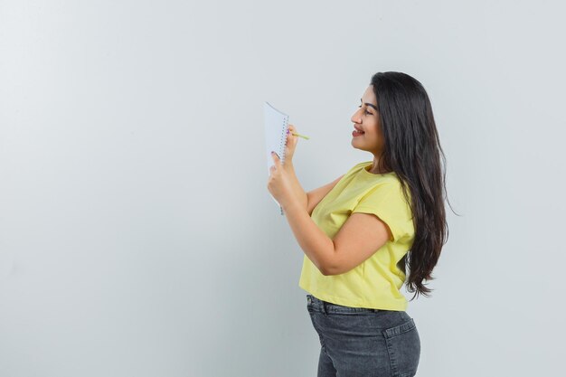 Jeune fille expressive qui pose en studio