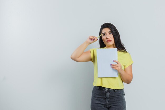 Jeune fille expressive qui pose en studio