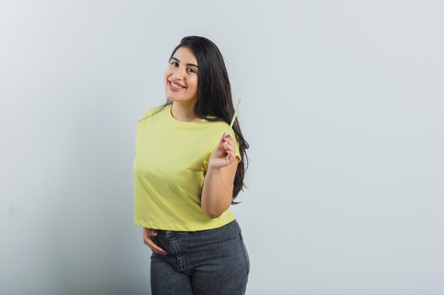 Jeune fille expressive qui pose en studio