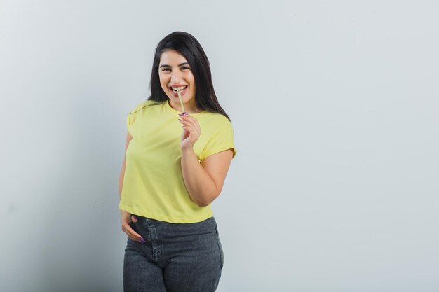 Jeune fille expressive qui pose en studio