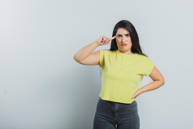 Jeune fille expressive qui pose en studio