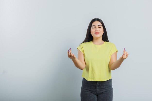 Jeune fille expressive qui pose en studio