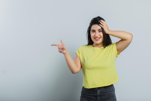 Jeune fille expressive qui pose en studio