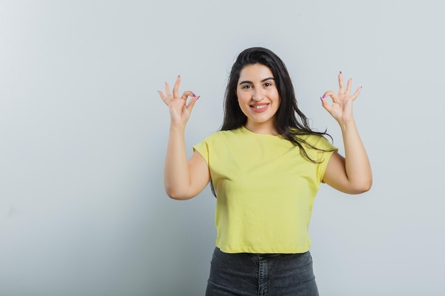 Jeune fille expressive qui pose en studio