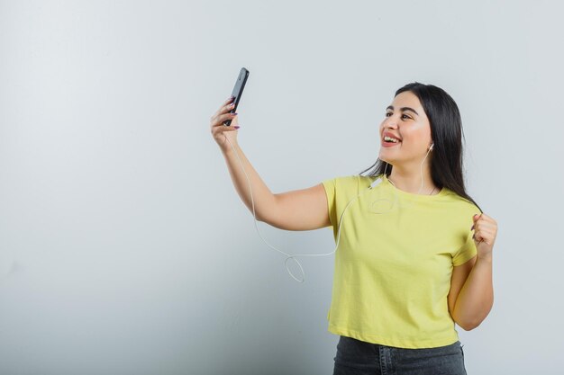 Jeune fille expressive qui pose en studio