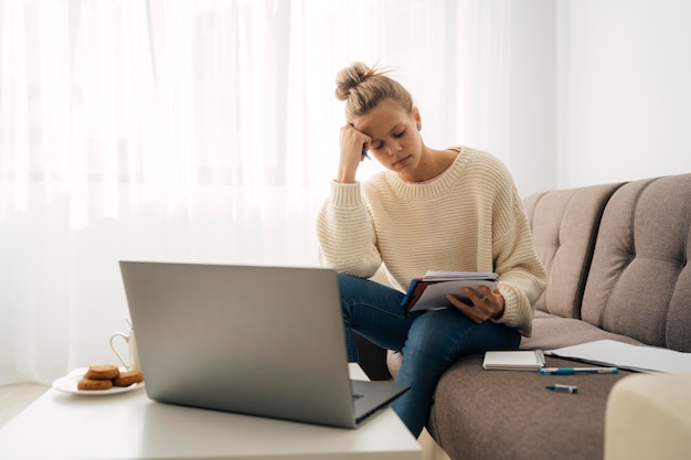 Jeune fille faisant attention à la classe en ligne