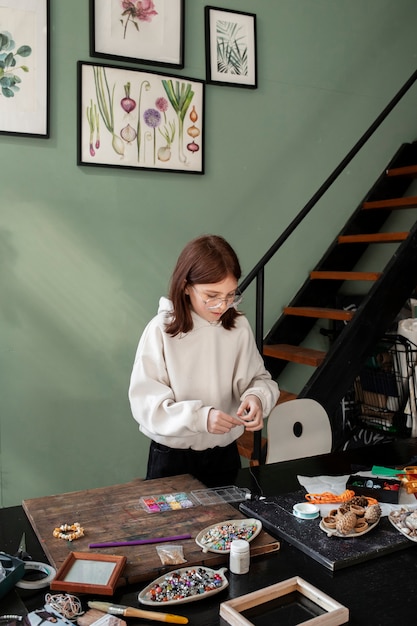 Jeune fille faisant du bricolage dans un projet de recyclage