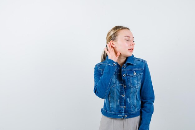 Jeune fille faisant un geste malentendant sur fond blanc