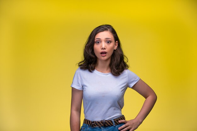 Jeune fille fait un visage déçu.