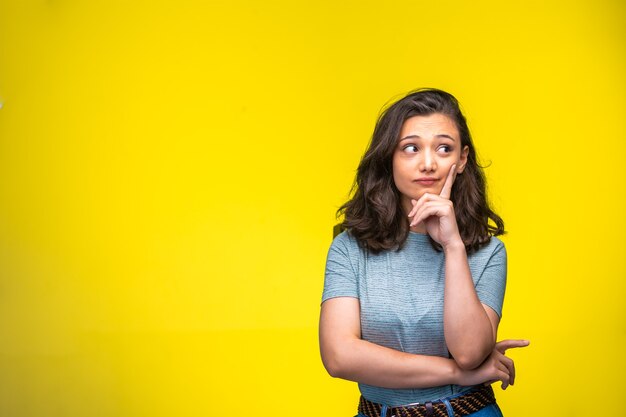 Jeune fille fait le visage et les yeux réfléchis.