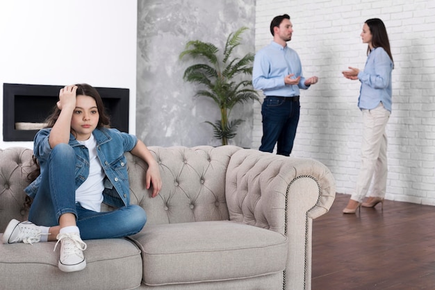 Photo gratuite jeune fille fatiguée des parents se disputant