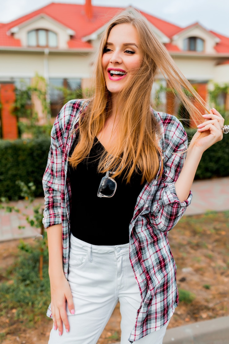Photo gratuit jeune fille gaie jolie blonde avec un visage surpris à la recherche, posant dans la campagne en journée de printemps chaude et ensoleillée. visage émotionnel drôle.