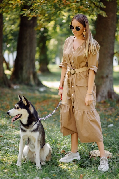 Jeune fille et husky