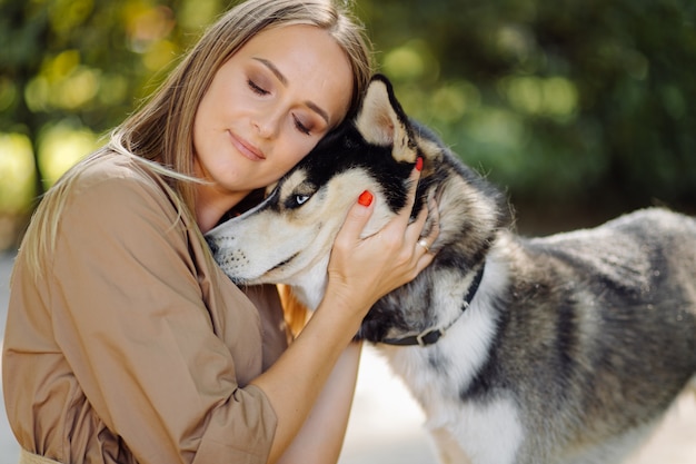 Jeune fille et husky