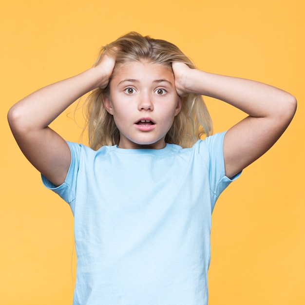 Jeune fille inquiète avec fond jaune