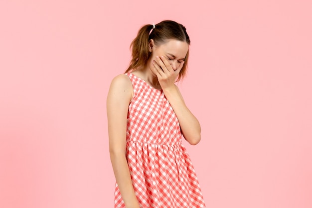 Photo gratuite jeune fille en jolie robe rose avec expression de rire sur rose