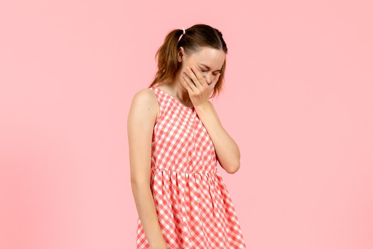 Photo gratuit jeune fille en jolie robe rose avec expression de rire sur rose