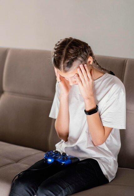 Jeune fille avec joystick