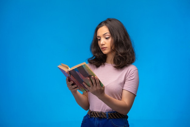 Jeune Fille Lisant Un Vieux Livre Et Pensant.