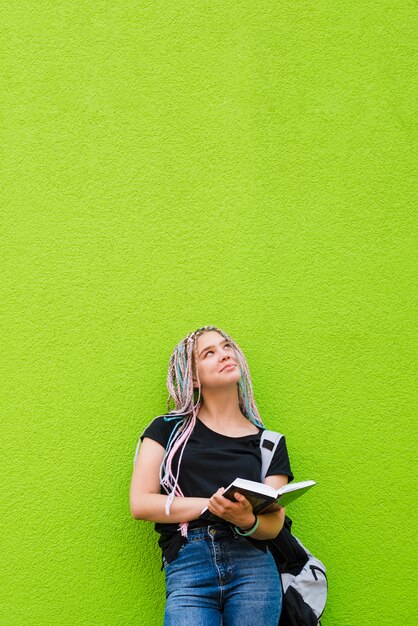 Jeune fille avec un livre de lecture