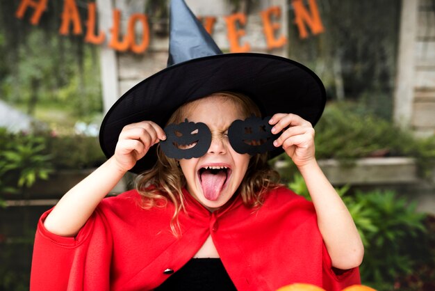 Jeune fille ludique, appréciant Halloween