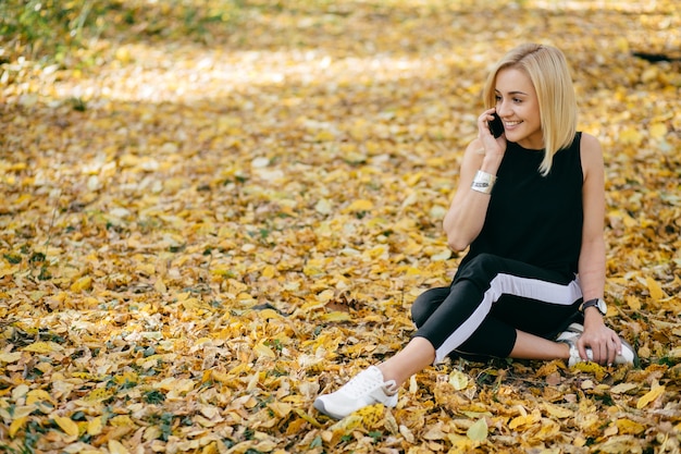 jeune fille marchant dans le parc automne