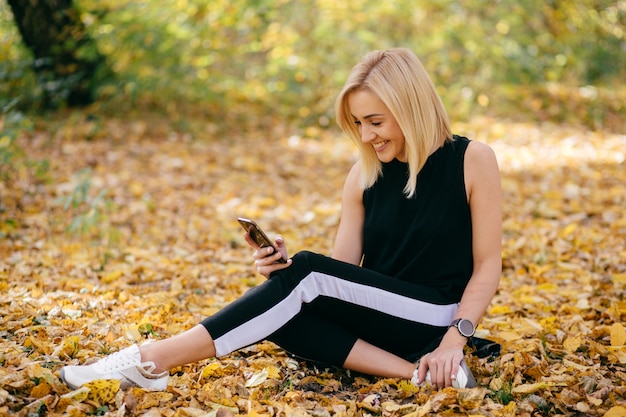 jeune fille marchant dans le parc automne