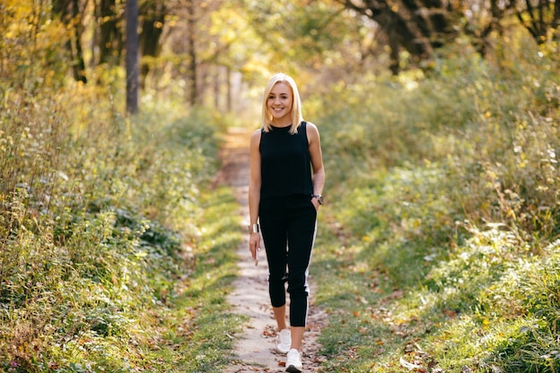 jeune fille marchant dans le parc automne