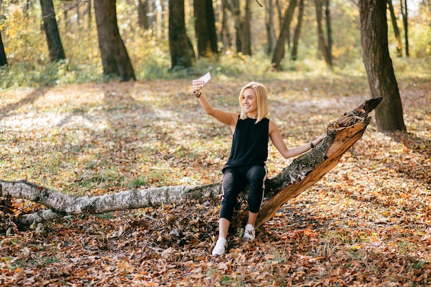 jeune fille marchant dans le parc automne