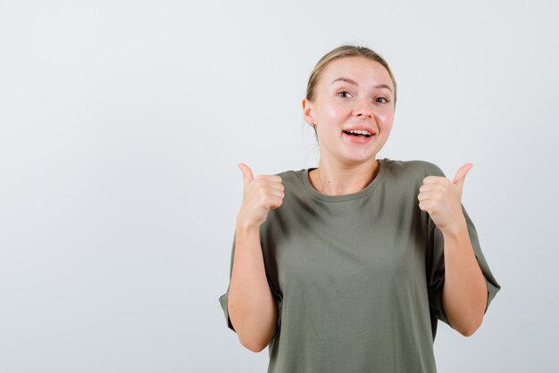 Jeune fille montrant un bon geste de la main sur fond blanc