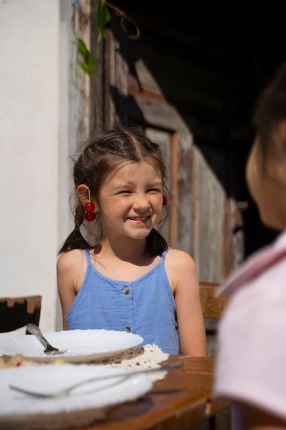 Photo gratuite jeune fille passant du temps à l'extérieur dans une zone rurale profitant de l'enfance