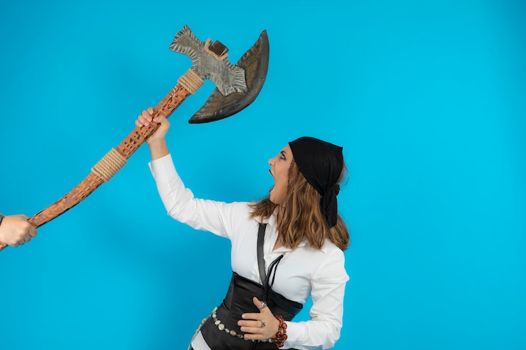 Photo gratuit jeune fille pirate essayant de se sauver de la hache. photo de haute qualité