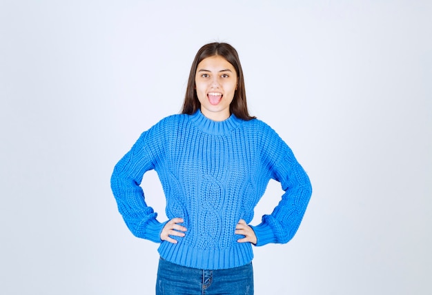 jeune fille pointant posant sur blanc.